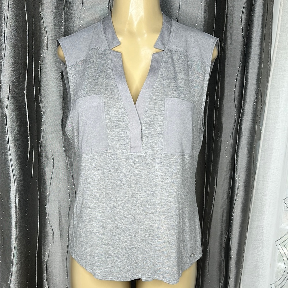 Calvin Klein women’s  Sz M Gray pullover jersey V Neck  Front Pockets Shirt